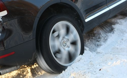 汽車防滑鏈傷輪胎嗎 冬天用雪地胎還是防滑鏈